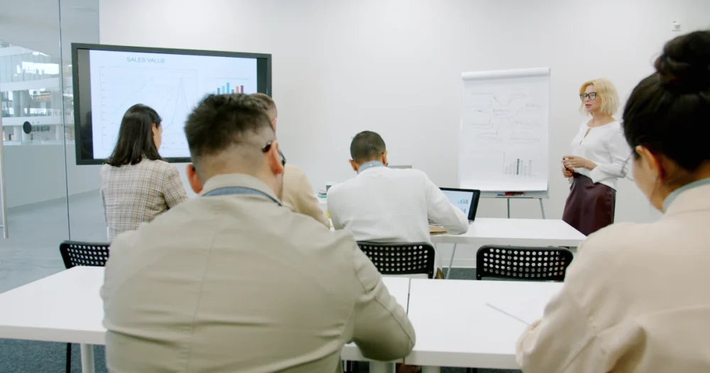 Kollegor som deltar i en genomgång vid en whiteboard.